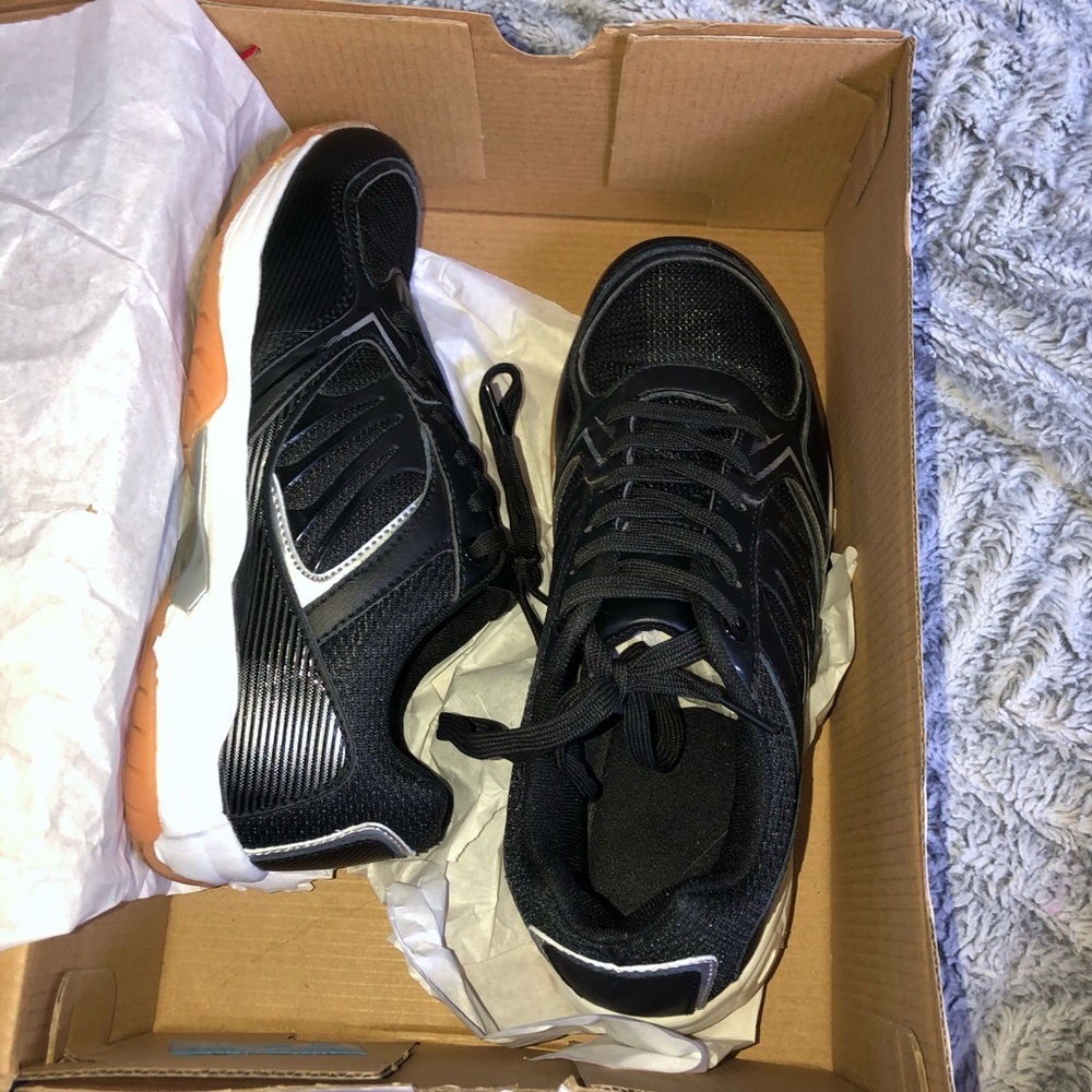 Still boxed 7 1/2 volleyball shoes womens